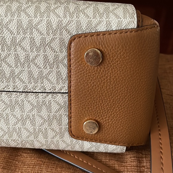 Michael Kors bag 12x10x5 excellent used condition - Picture 8 of 8